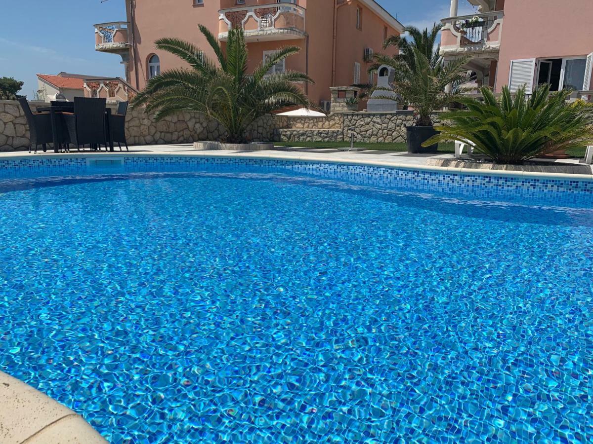 Apartments Albatross Новаля Екстер'єр фото