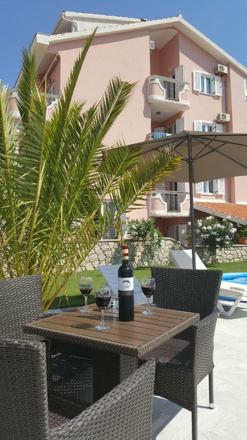 Apartments Albatross Новаля Екстер'єр фото